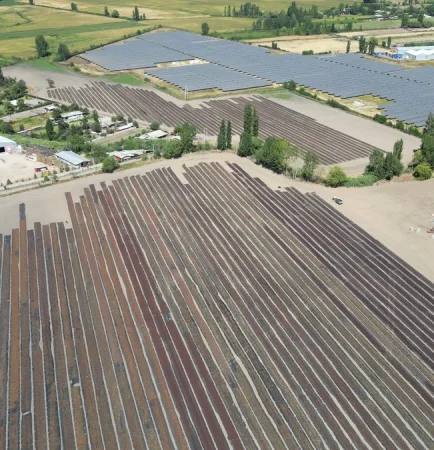 Vista aérea de las canchas de secado de ciruela junto al parque fotovoltaico, Región de O’Higgins
